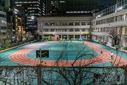 发生了什么？不敌纽卡后，瓜迪奥拉疑似和场边摄影师发生冲突